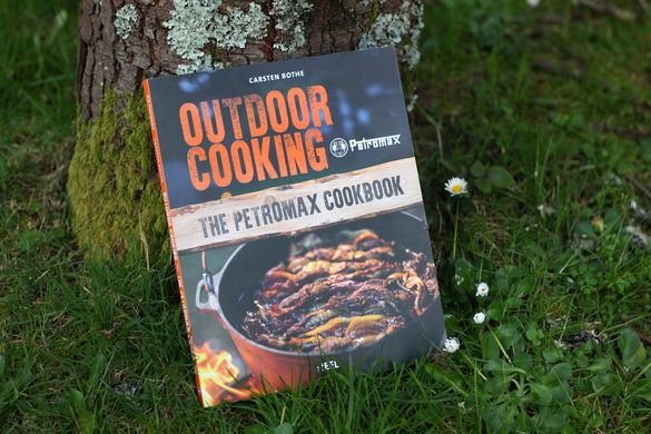 Книга туристичних рецептів Outdoor Cooking: The Petromax Cookbook (англійською)